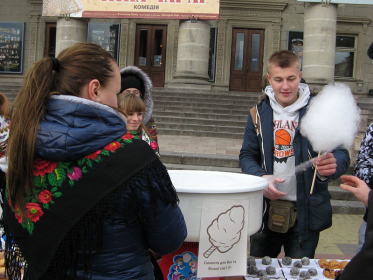 Студенти ТІСІТ взяли участь у благодійній акції - ярмарку для збору коштів бійцям АТО