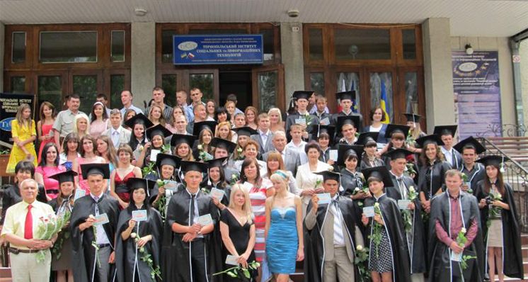 У Тернопільському інституті соціальних та інформаційних технологій відбулося урочисте вручення дипломів випускникам
